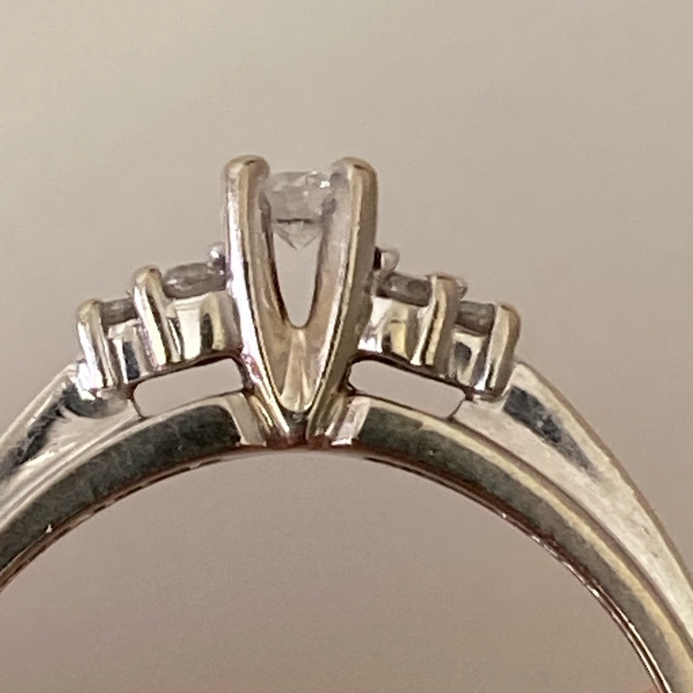 14k Elegant white gold  Diamond Ring - Picture 10 of 11